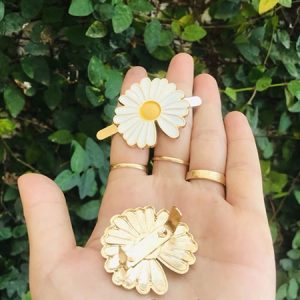 Mác gài hoa cúc thiếu cánh